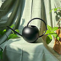 Чорна металева лійка об’ємом 1 л.